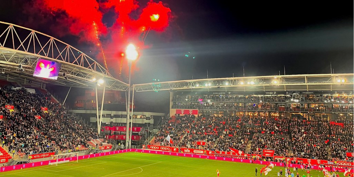 Link naar foto in Flickr: vuurwerk boven het stadion. Foto genomen vanuit het stadion voorafgaand aan de wedstrijd.