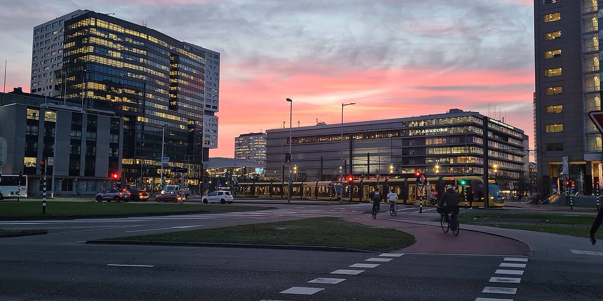 Link naar foto in Flickr: avondrood op het Westplein. Met op de achtergrond het Beatrixtheater en het station. 