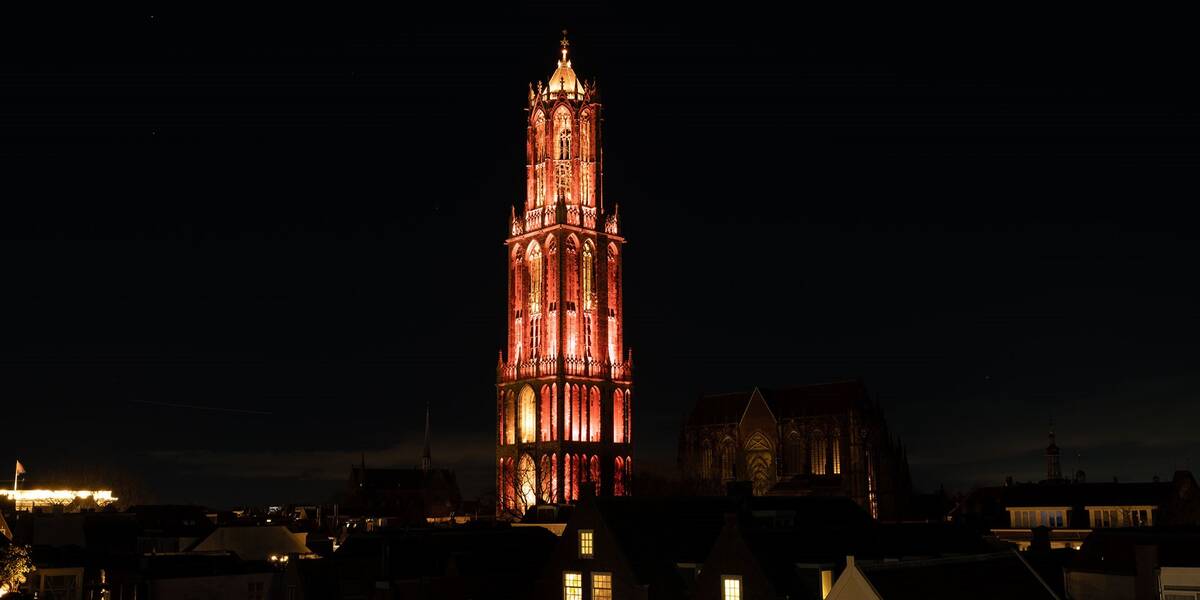 Foto van de Dom die oranje kleurt in het kader van Orange the world, de actie voor sociale veiligheid.