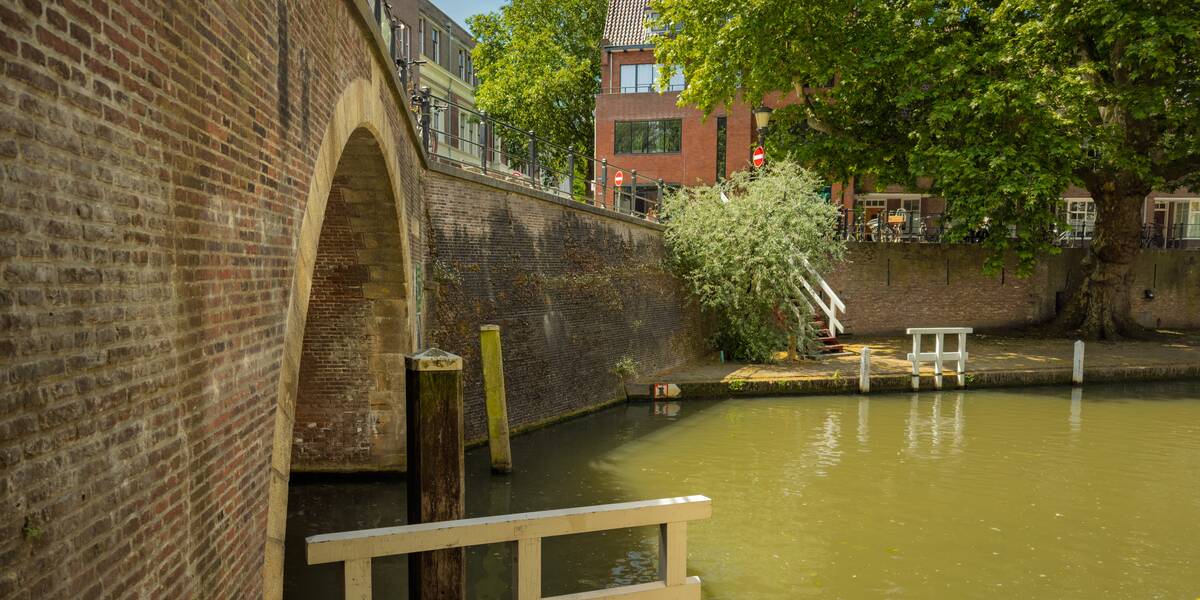 Link naar foto in Flickr: de Bijlhouwersbrug vanaf de zijkant bezien.