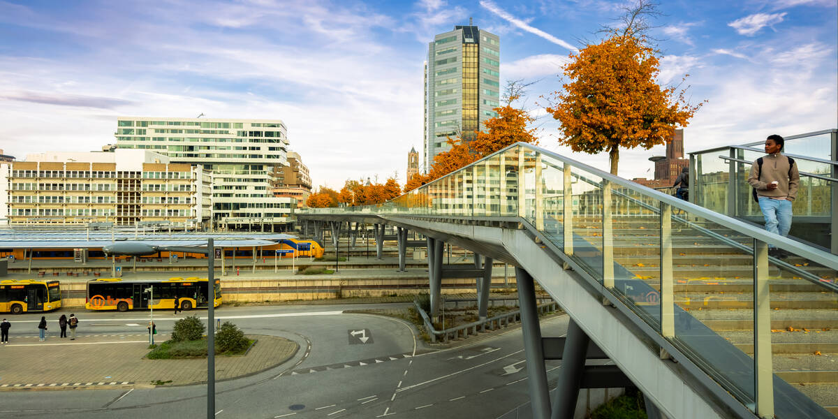 Link naar foto in Flickr: een jongen loopt over de Moreelsebrug, aan de linkerkant het OV-station.