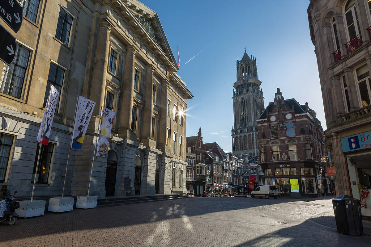 Foto van het Utrechtse stadhuis, met op de achtergrond de Vismarkt en de Domtoren.