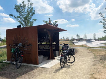 Dit huisje is gemaakt van cortenstaal met betonnen bankjes.