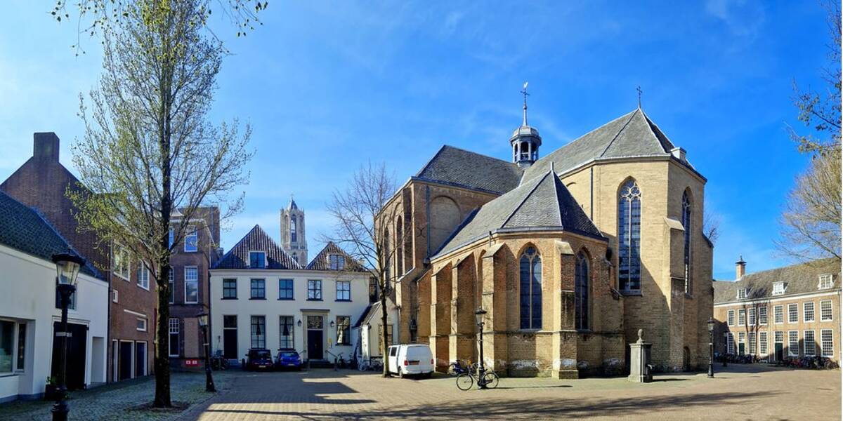 Link naar foto in Flickr: zicht op de Pieterskerk in de zon.