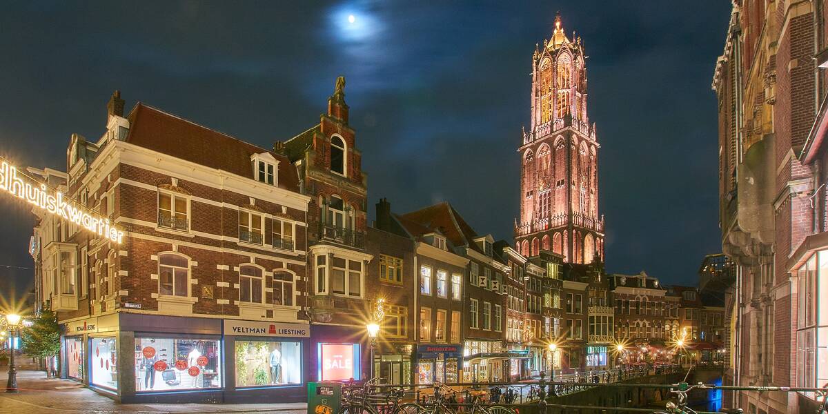 Link naar foto in Flickr: zicht op de Dom in de avond vanaf de Stadhuisbrug.