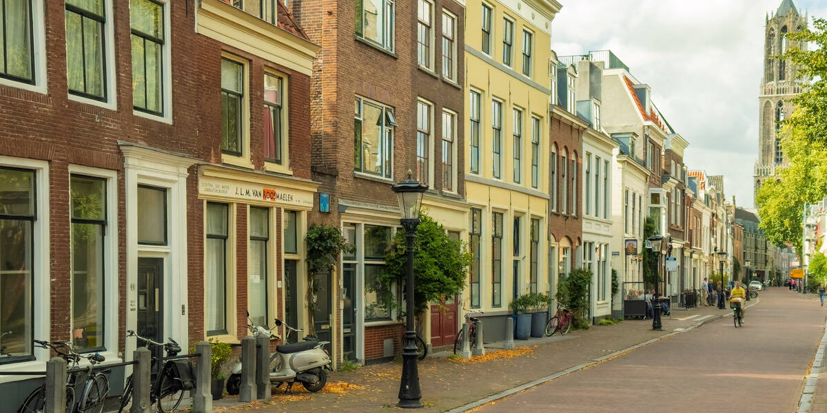 Link naar foto in Flickr: zicht op de Lange Nieuwstraat in de richting van de Dom.