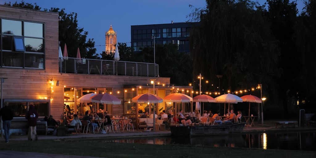 Link naar foto in Flickr: mensen op het terras in het Griftpark. Op de achtergrond