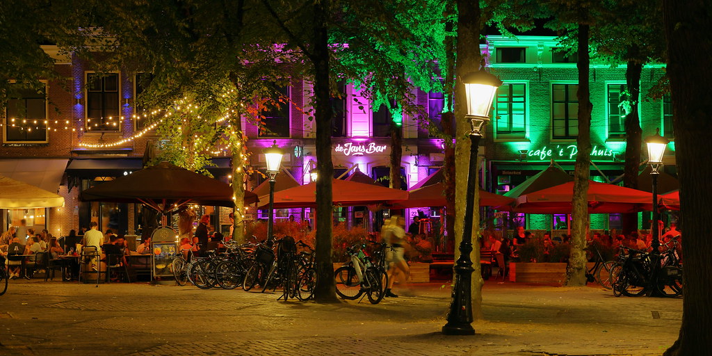 Link naar foto in Flickr: mensen zitten op het terras op een zomeravond. 