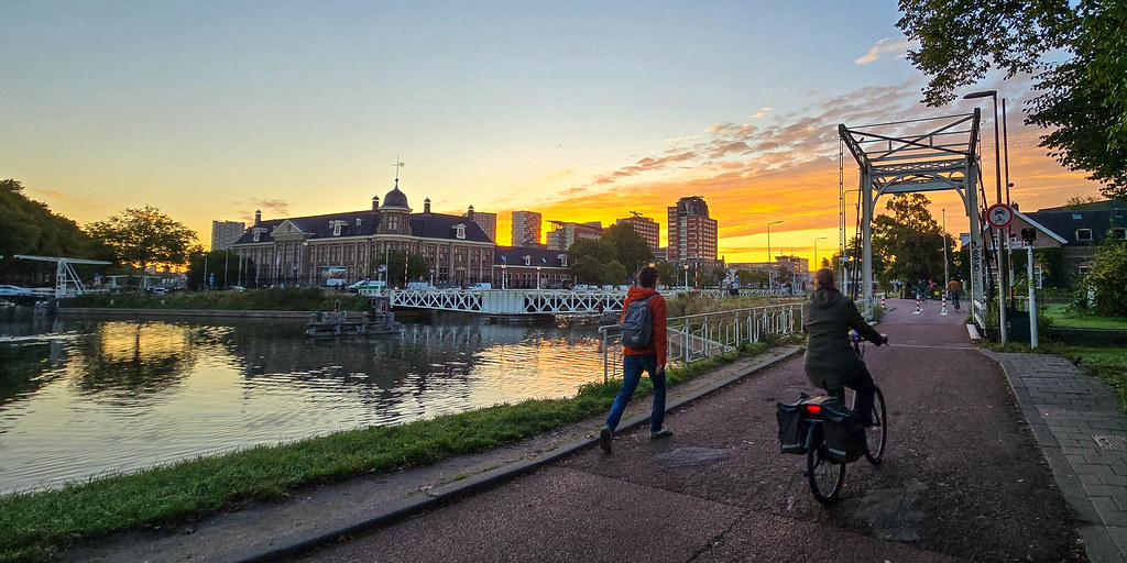Link naar foto in Flickr: zonsopkomst Kanaalweg en het Merwedekanaal en op de achtergrond het Muntgebouw.