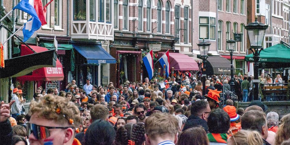 Link naar foto in Flickr: mensenmassa gaat over de Vismarkt tijdens Koningsdag 2024.