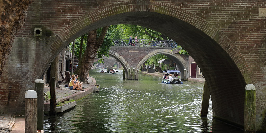 Link naar foto in Flickr: doorkijkje over de gracht onder de bruggen.