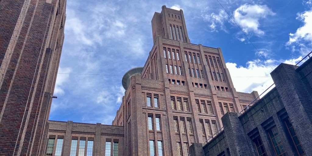 Link naar foto in Flickr: de Inktpot in het Moreelsepark van onderaf bezien.