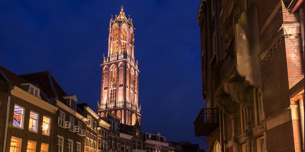 Link naar foto in Flickr: de Dom bij nacht, bezien vanaf het stadhuisplein.