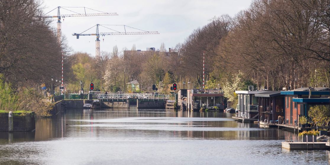 Link naar foto in Flickr: zicht op Merwedekanaal bij de Muntsluitkade, met rechts woonboten.