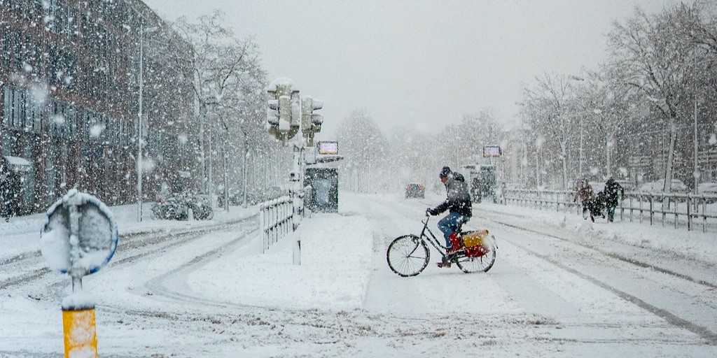 Link naar foto in Flickr: fietser door de sneeuw over de Vleutenseweg.