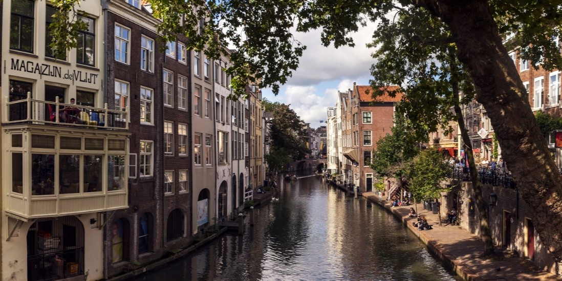 Link naar foto in Flickr: zicht op de Oudegracht ter hoogte van de Gaardbrug richting het Wed.