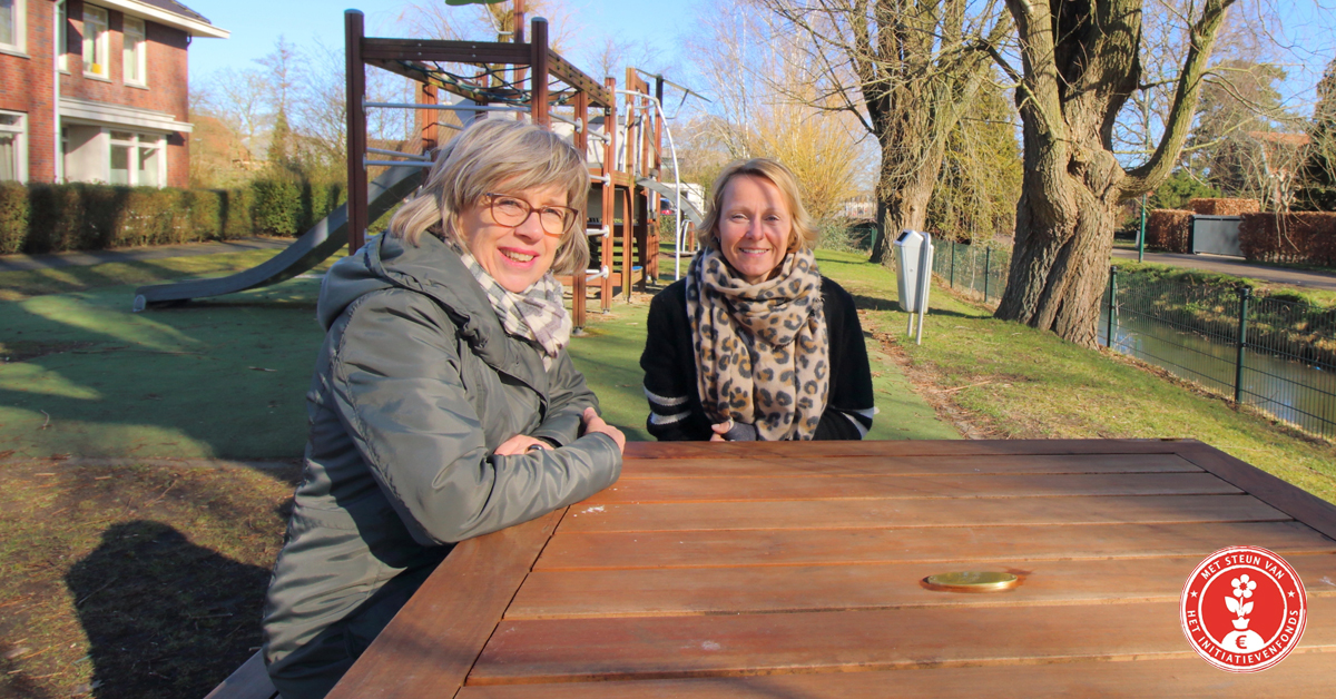 2 dames zitten aan picknicktafel