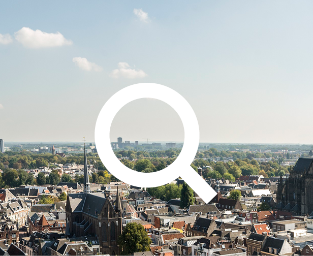 Foto van Utrecht met daaroverheen een icoon van een zoeklens