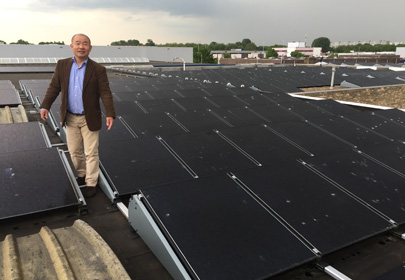 Bedrijf Wei Brothers, im- en export van Oosterse levensmiddelen Man bij zonnedank Wei Brothers