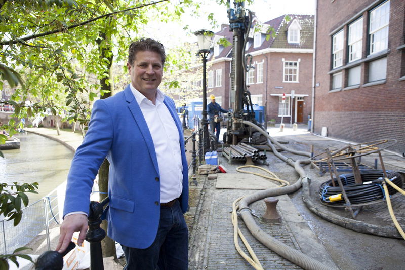 Bert Jan Tiesinga bij aanleg warmtepomp Bert Jan Tiesinga bij aanleg warmtepomp