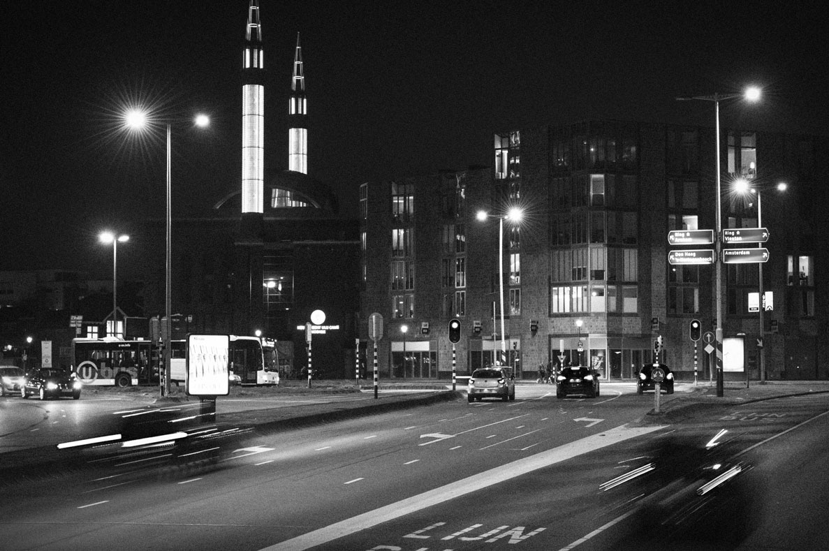 Ulu moskee Westplein in de avond