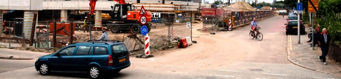 bouwplaats pelikaanstraat met voetganger en fietser