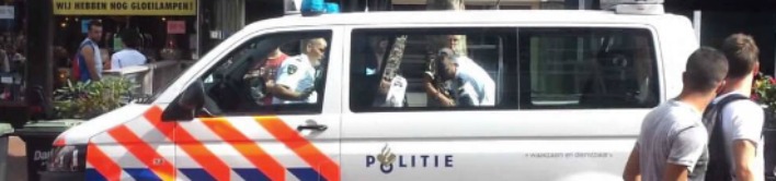 Politiebus in winkelstraat Politiebus in winkelstraat