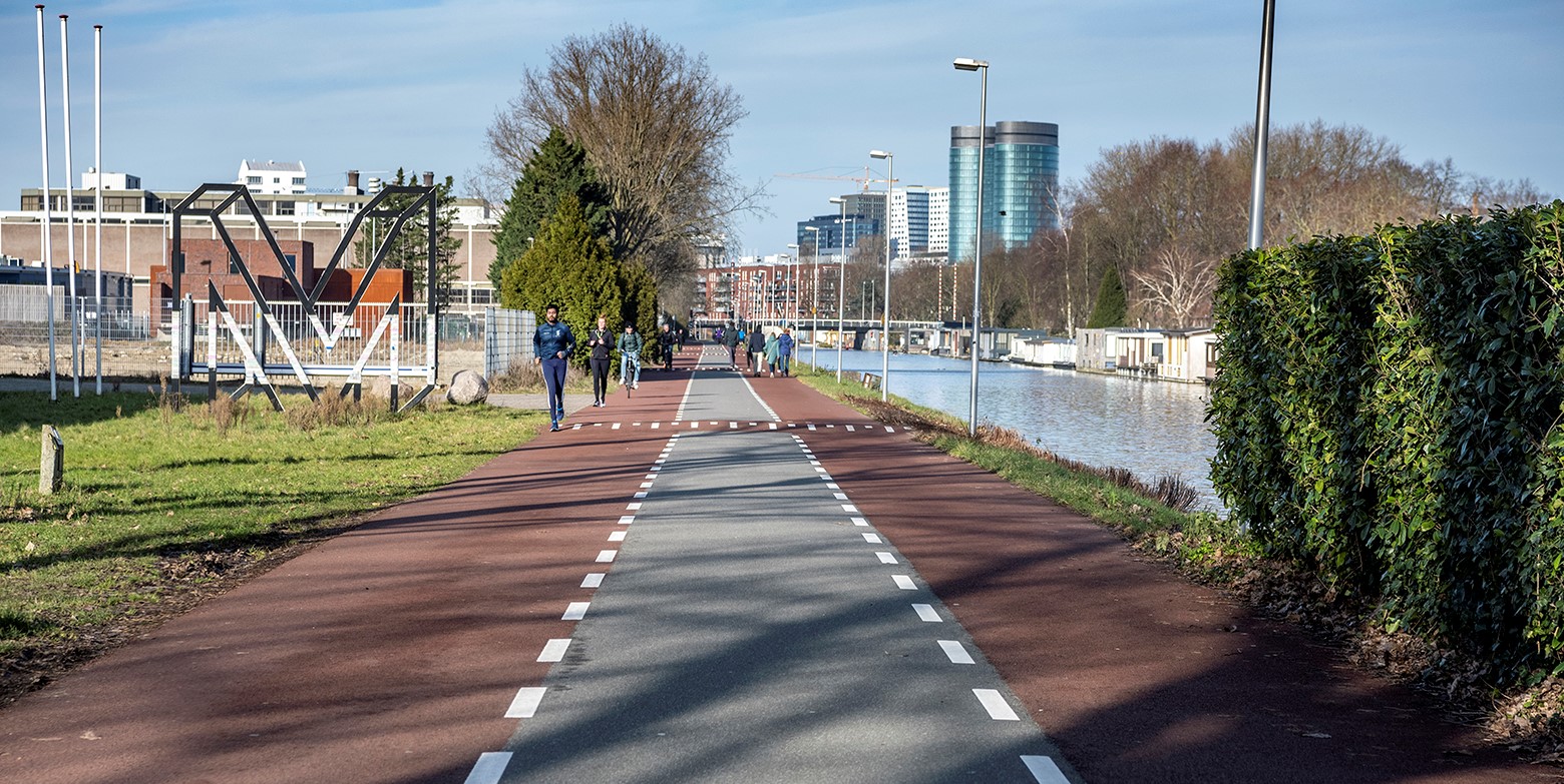 de kanaalweg (beeld uit video), met het Merwedelogo: een hele grote M staat langs de weg.