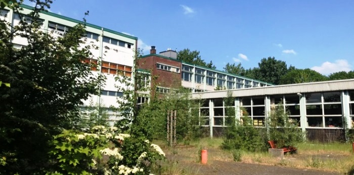 foto van het terrein aan de Pagelaan 1 met schoolgebouw