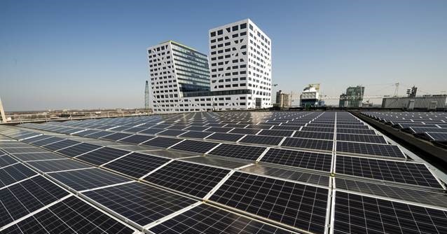 Zonnepanelen met Stadskantoor op de achtergrond