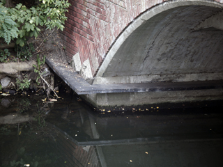 Loopplank onder de Mozartbrug