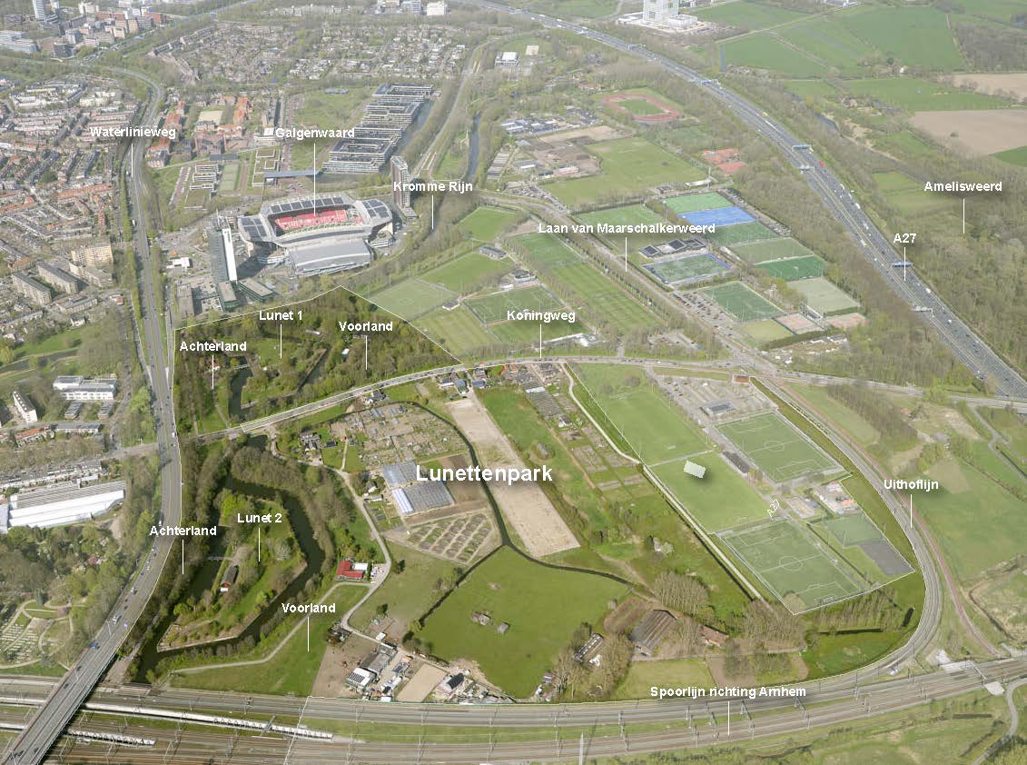 Vergroot de luchtfoto van het Lunettenpark, op de foto zijn gebieden aangegeven