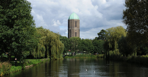 Park De Watertoren, met water en op de achtergrond de watertoren Park De Watertoren, met water en op de achtergrond de watertoren