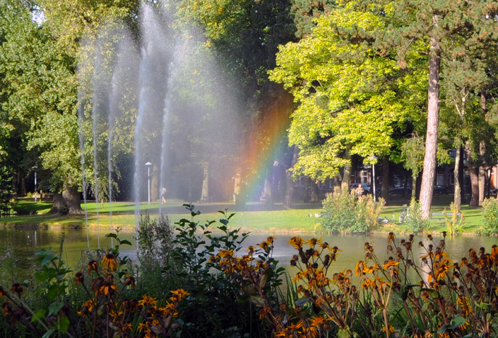 Fontein met regenboog in het Wilhelminapark Fontein met regenboog in het Wilhelminapark