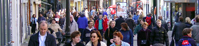 Mensen in een drukke winkelstraat