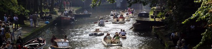 mensen met bootjes op de Oudegracht