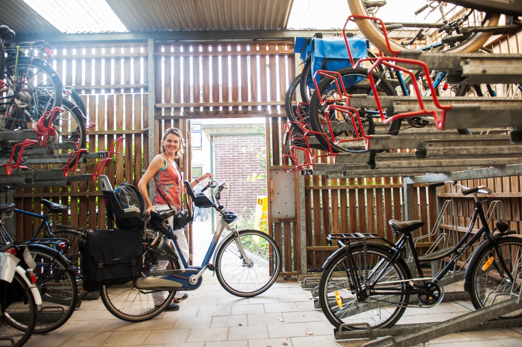 Vrouw stalt haar fiets in een buurtstalling