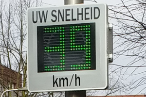 Een snhelheidsbord dat aangeeft dat de snelheid 39 kilometer per uur is.