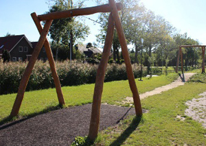 Foto van een kabelbaan in een speeltuin