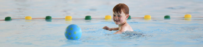 jongen speelt in het water