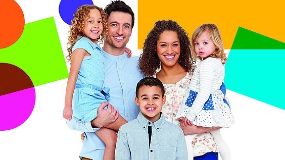 Gezin met 3 kinderen tegen kleurige achtergrond