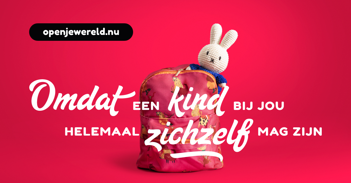 Nijntjeknuffel uit schoooltas met tekst 'Omdat een kind bij jou helemaal zichzelf mag zijn' Openjewereld.nu
