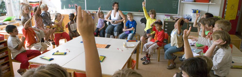 Kinderen in een kring in een klas Kinderen in een kring in een klas