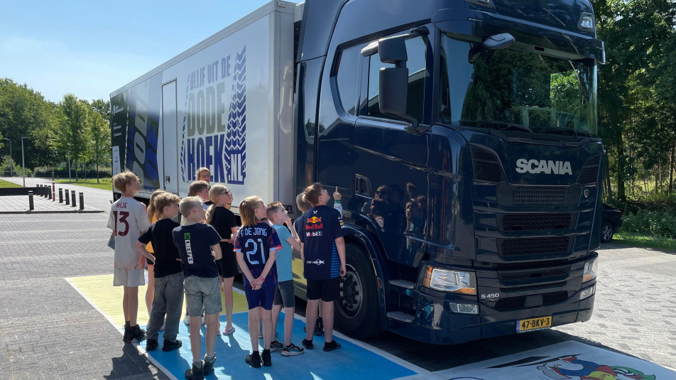 Leerlingen bekijken de dode hoek van een vrachtwagen