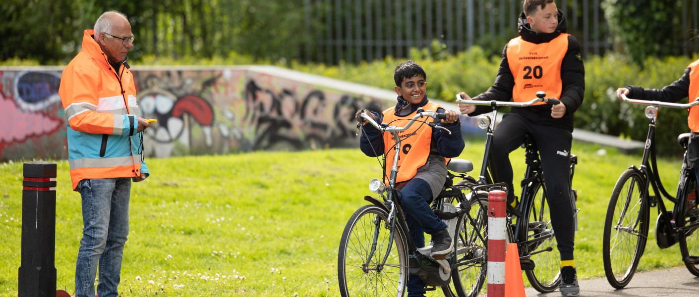 Leerlingen staan klaar op de fiets voor het verkeersexamen