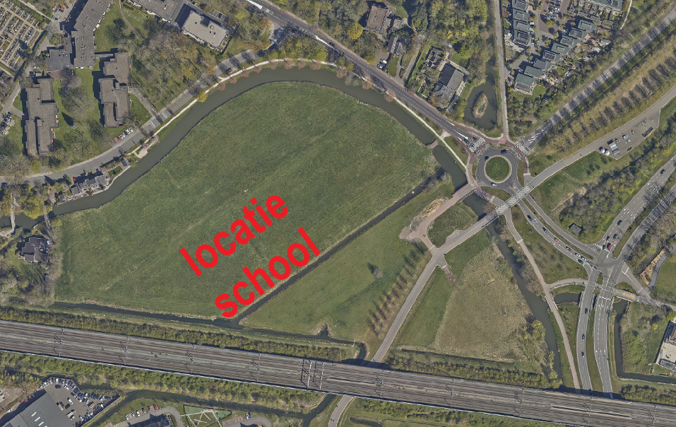 de schoolkomt tussen de hindesteinlaan en het spoor, ter hoogte van de rotonde bij De Tol.