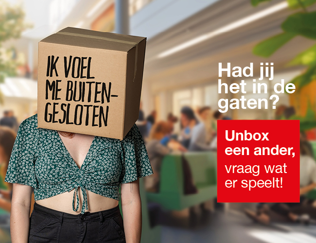 Persoon met doos over het hoofd met tekst 'Ik voel me buitengesloten'. Tekst in afbeelding: Had jij het in de gaten? Unbox een anderl, vraag wat er speelt.