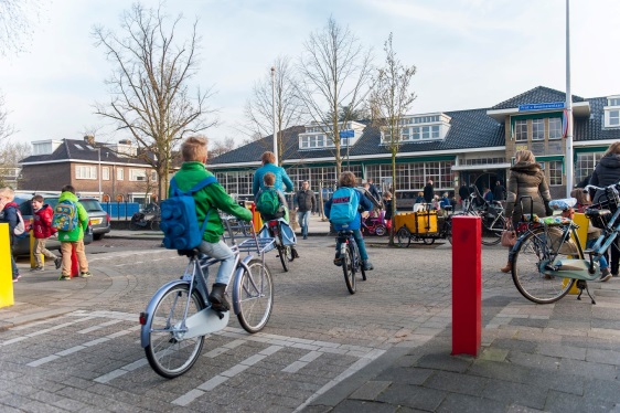 kinderen op de fiets naar school
